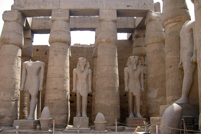 20060322q_LuxorTempleStatues